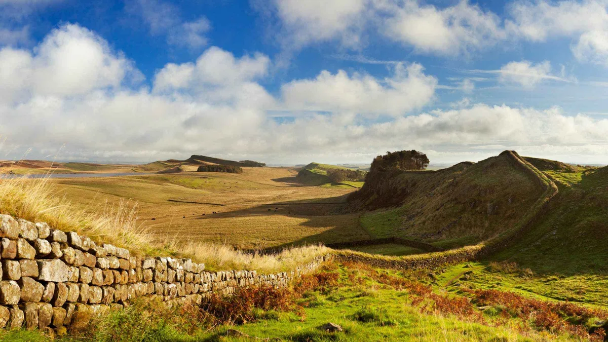 Walkers on the Hadrian's Wall path at Housesteads Fort during a Rosslyn Chapel day tour from Edinburgh